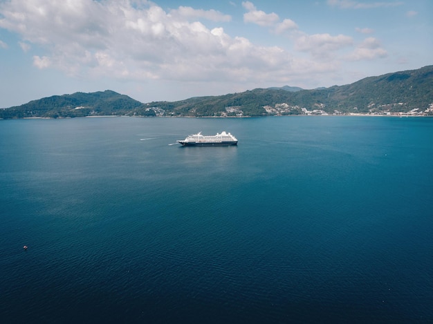 Großes Kreuzfahrtschiff überquert die Andamanensee - Luftbild. Wunderschöne Meereslandschaft