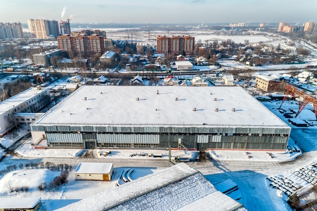 Großes Lagerhallen-Industriegebiet der Stadt Sonniger Wintertag