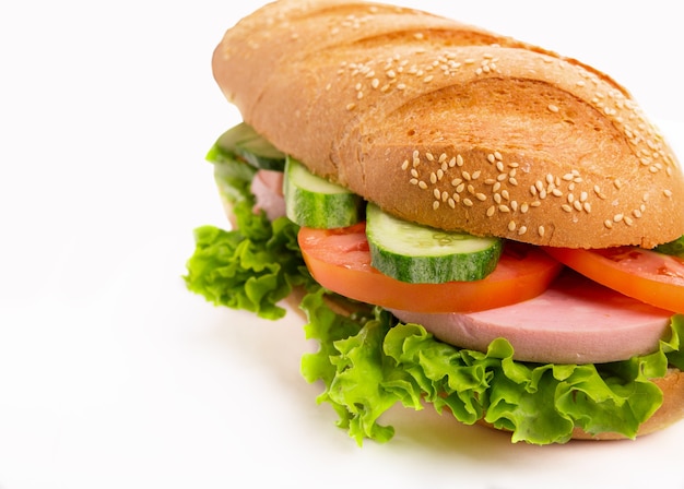 Großes leckeres Sandwich isoliert auf weiß
