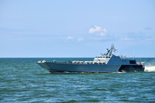 Großes modernes graues Kriegsschiff, das im stillen blauen Meerwasser segelt. Landing Craft Utility LCU, das Landungskräfte vom Meer zum Ufer transportiert. Globale Kommunikation, internationale Sicherheit. Ostsee, Russische Marine