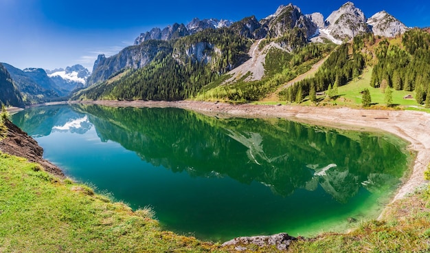 Großes Panorama des Gosausees in den Gosaualpen Österreich