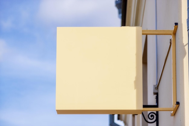 Großes quadratisches Schild gegen den blauen Himmel in einem städtischen Umfeld an einem Sommertag