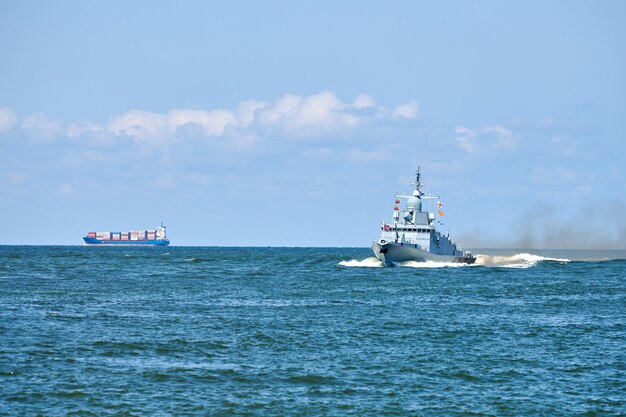 Großes Raketenboot während der Marinenübungen und der Parade von Ruderzerstörern der russischen Marine