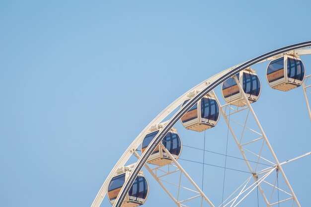 Großes Riesenrad mit Hintergrund des blauen Himmels