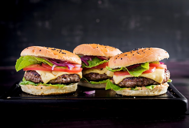 Großes Sandwich - Hamburgerburger mit Rindfleisch, Tomate, Käse und Kopfsalat.