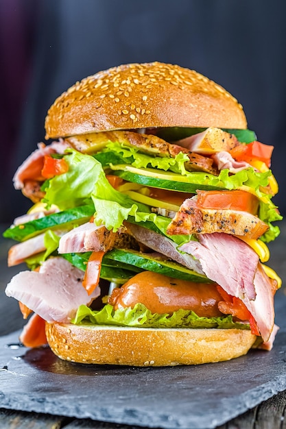 großes Sandwich oder rustikaler Burger, Fleisch mit Weißbrot oder einem Brötchen, zwei Würstchen, geräucherte Leckereien