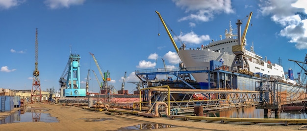 Großes Schiff im Trockendock der Tschernomorsk-Werft an einem sonnigen Tag