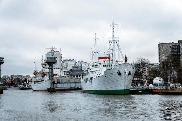 Großes Schiff VITYAZ auf dem Wasser des Flusses Pregolya Ausstellung des Museums Weltmeeresforschungsschiffs