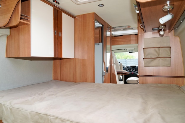 Großes Schlafzimmer mit Holzinnenraum des Wohnmobils bereit für den Vanlife-Urlaub