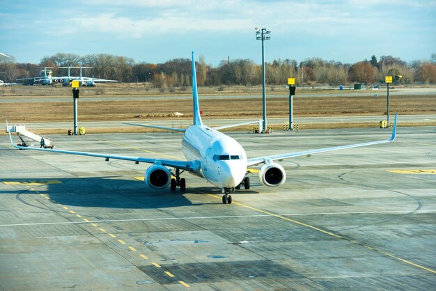 Großes schönes Flugzeug nach dem Flug, das auf der Landebahn des Flughafens steht