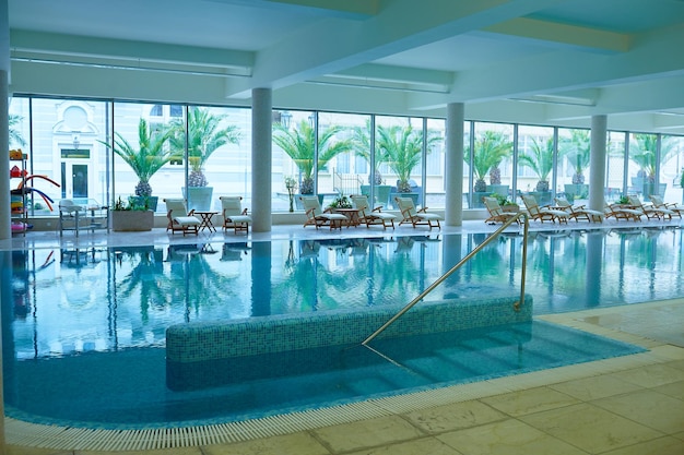 Großes schönes Schwimmbad im Hotel