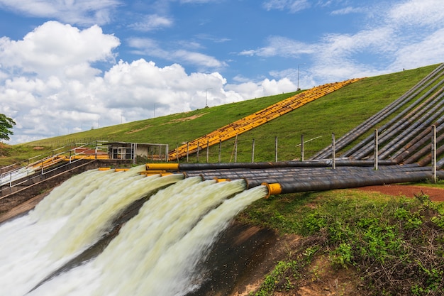 Großes Stahlrohr für die Entwässerung vom Damm, um Überschwemmungen zu verhindern.