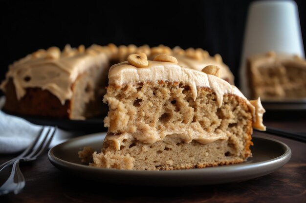 Großes Stück Bananenkuchen mit cremigem Erdnussbutter-Zuckerguss