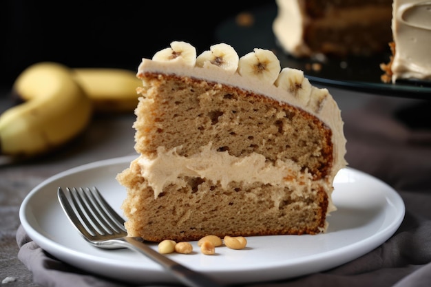 Foto großes stück bananenkuchen mit cremigem erdnussbutter-zuckerguss