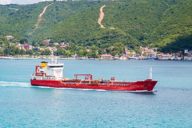 Großes Tankschiff an sonnigen Tagen