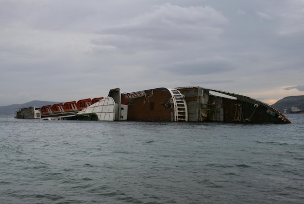 Großes versunkenes Schiff Schiffswrack des mediterranen Himmels vor der Küste Griechenlands an bewölkten Tagen