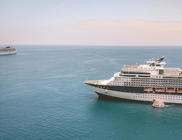 Großes weißes Kreuzfahrtschiff, schöne Meereslandschaft, Horizont und Himmel, Erholungskonzept.