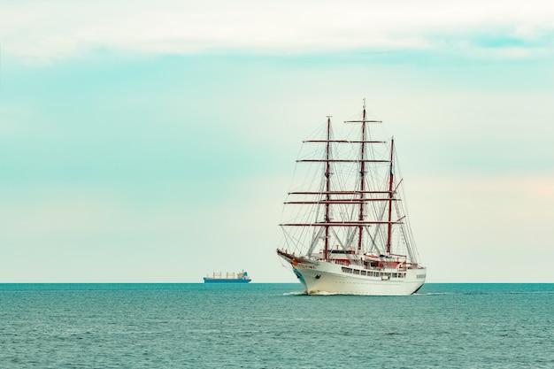 Großes weißes Segelschiff mit drei Masten, die zum Rigaer Hafen bewegen