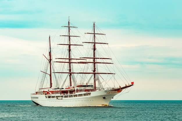 Großes weißes segelschiff mit drei masten, die zum rigaer hafen bewegen