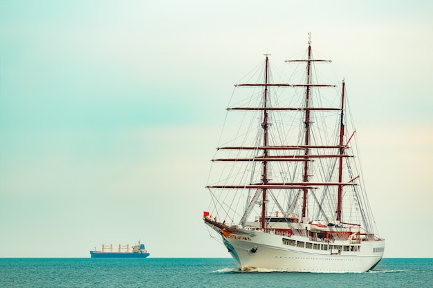 Großes weißes Segelschiff mit drei Masten