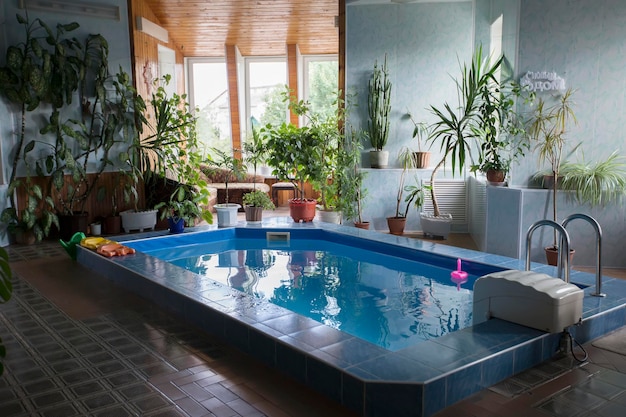 Großes Zimmer mit Swimmingpool