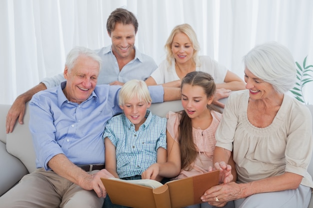 Großfamilie, die ein Albumfoto betrachtet