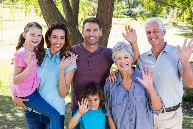 Großfamilie, die im Park lächelt