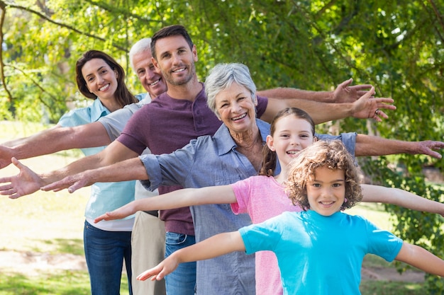 Großfamilie, die im Park lächelt