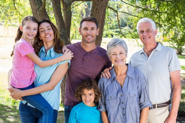 Großfamilie, die im Park lächelt