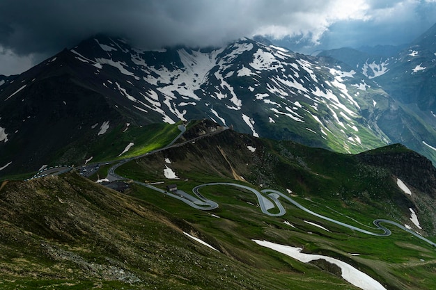 Großglockner in Österreich Alpine Berge Dramatische Landschaft und kurvenreiche kurvenreiche Straße im Sommer