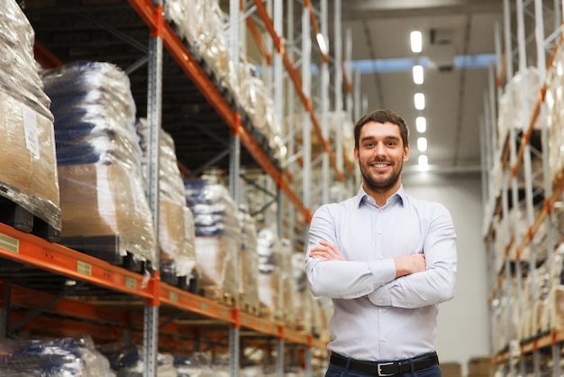 großhandels-, logistik-, geschäfts-, export- und personenkonzept - glücklicher mann im lager