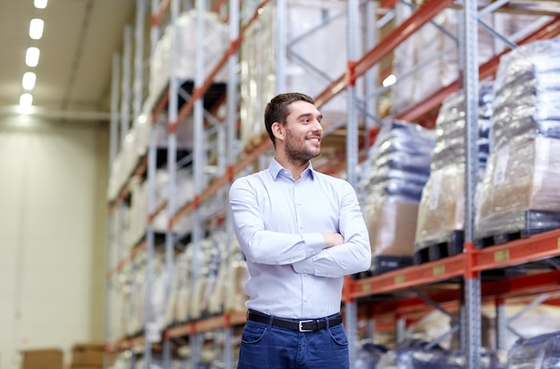 großhandels-, logistik-, geschäfts-, export- und personenkonzept - glücklicher mann im lager