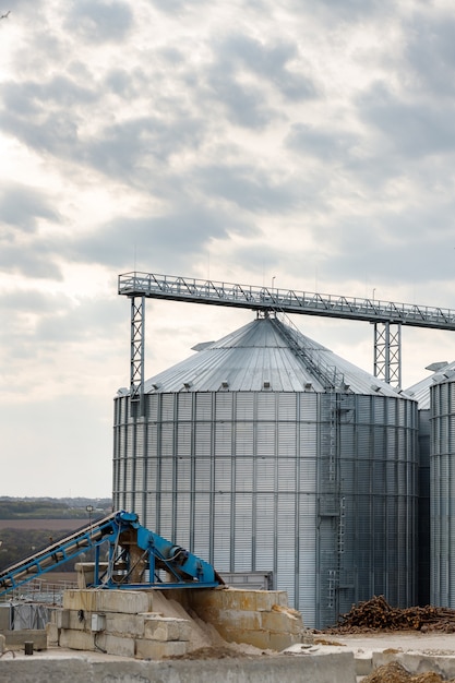 Großkornsilos in einem Bauernhof