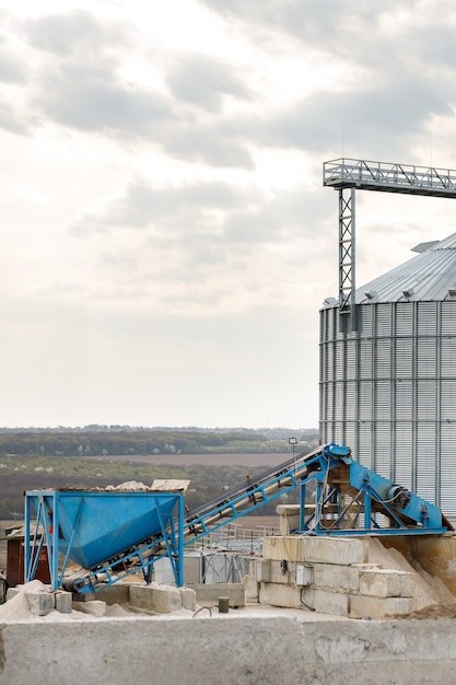 Großkornsilos in einem Bauernhof