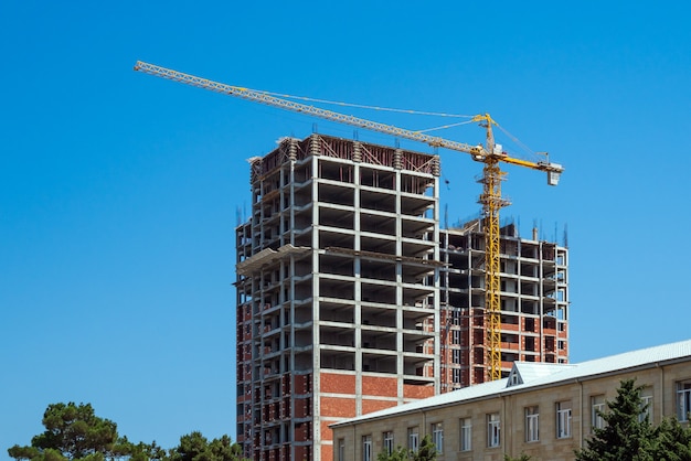 Großkran beim Bau eines Wohnhochhauses