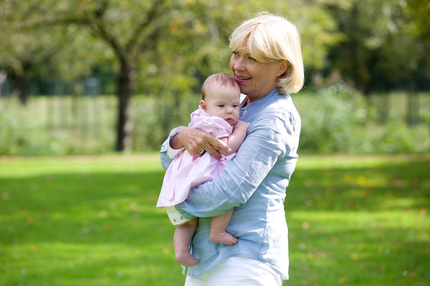 Foto großmutter, die babyenkelin hält