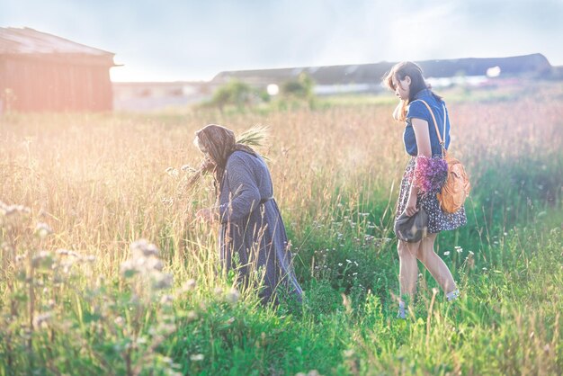 Großmutter-Enkelin-Feld und Familienspaziergang in der Natur Das Konzept der Familienwerte