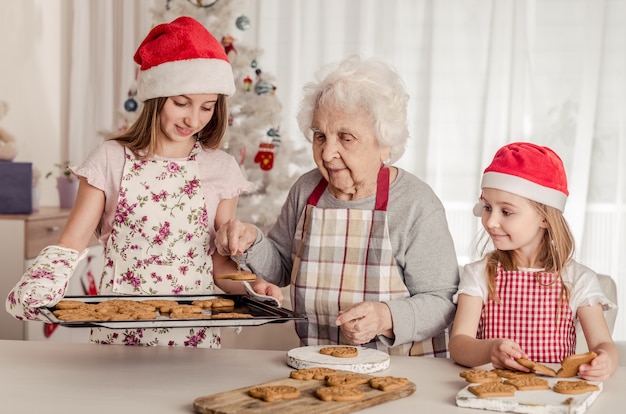 Großmutter mit Enkelinnen, die Kekse backen