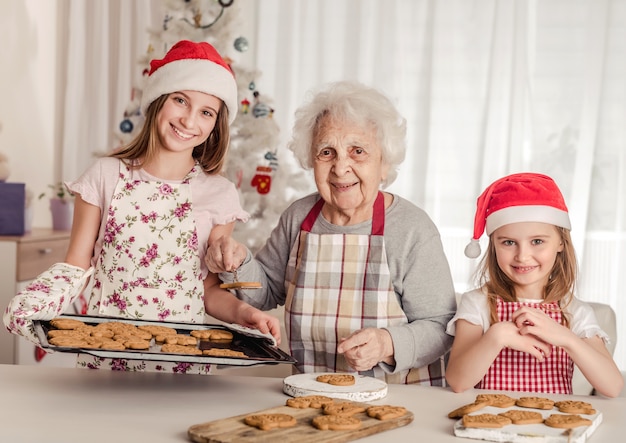 Großmutter mit Enkelinnen, die Kekse backen