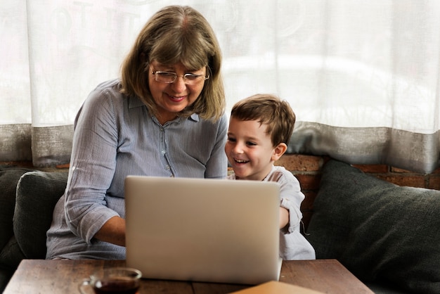 Großmutter und Enkel, die zusammen den Laptop verwenden