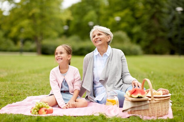 Großmutter und Enkelin beim Picknick im Park