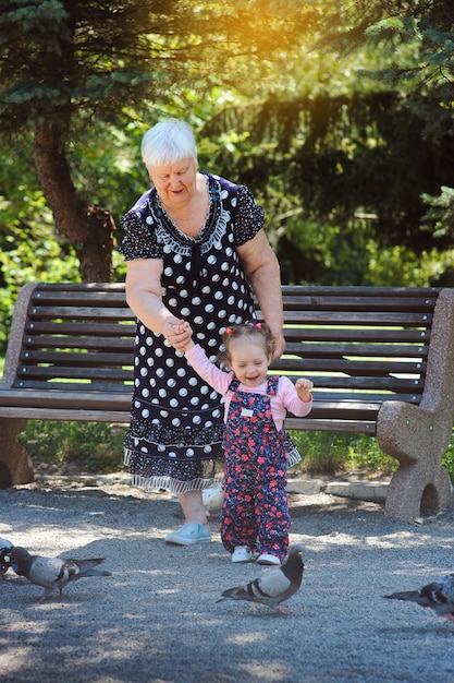 Großmutter und Enkelin gehen im Park spazieren