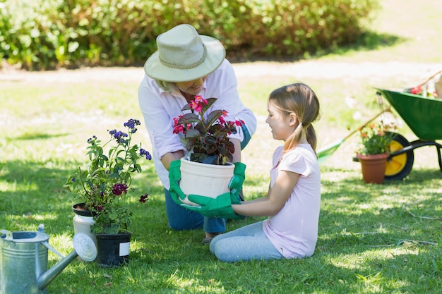 Großmutter und Enkelin im Garten arbeiten