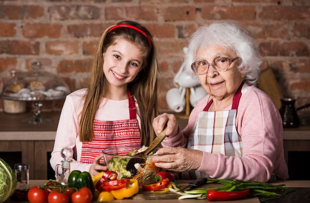 Großmutter und Enkelin kochen zusammen