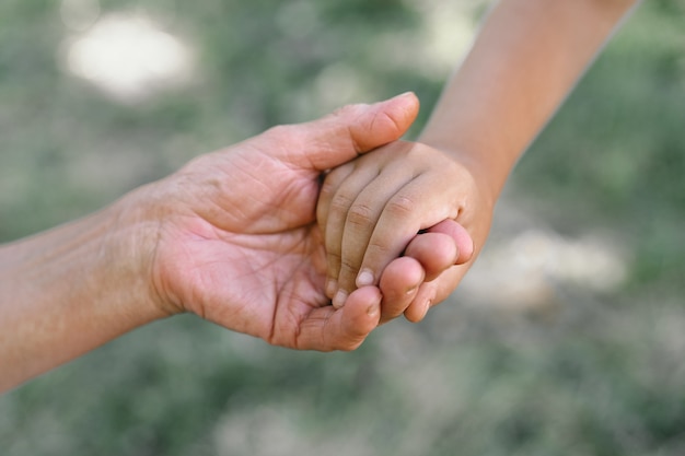 Großmutter und Kind halten sich an den Händen