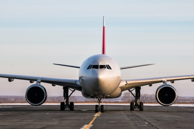 Großraum-Passagierflugzeug auf dem Hauptrollweg