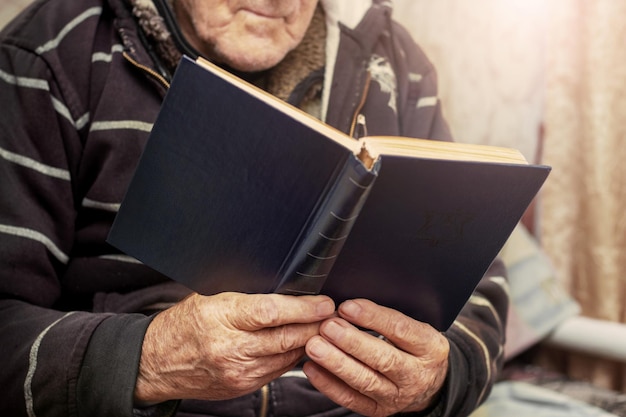 Großvater liest ein Buch im Raum Freizeit für Senioren