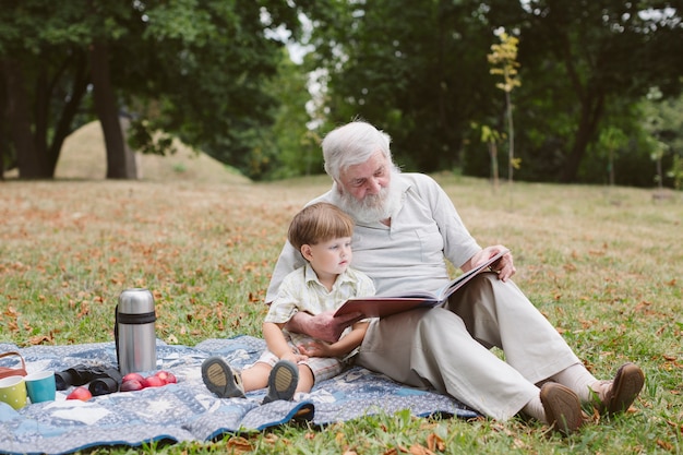 Foto großvater mit enkel am picknick im park