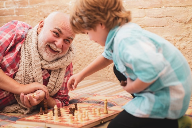 Großvater mit Enkel beim Schachspielen