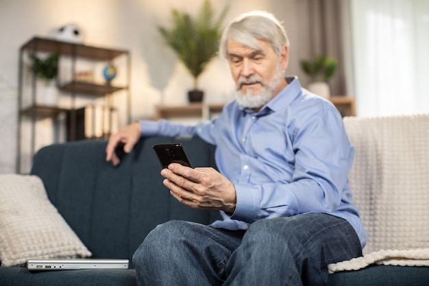 Großvater sendet von zu Hause aus eine SMS per Telefon-App